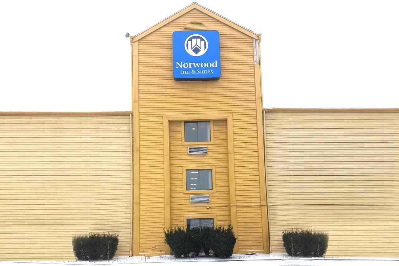Norwood Inn & Suites Milwaukee Butler Exterior foto